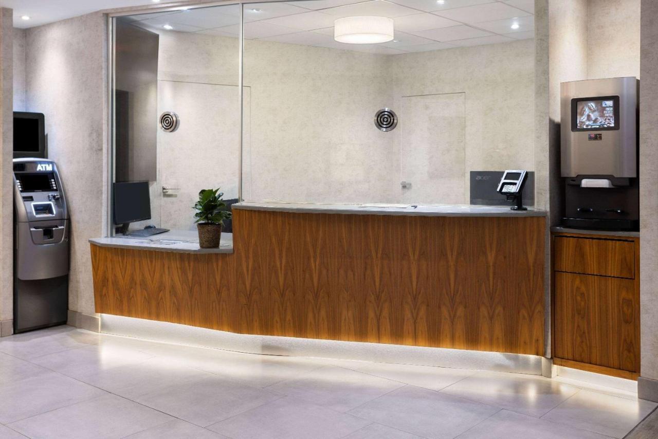 Готель Ramada By Wyndham Bronx Нью-Йорк Екстер'єр фото